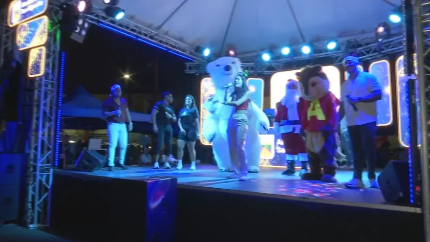 Los Andes Mall se llena de luces con el encendido del árbol navideño.