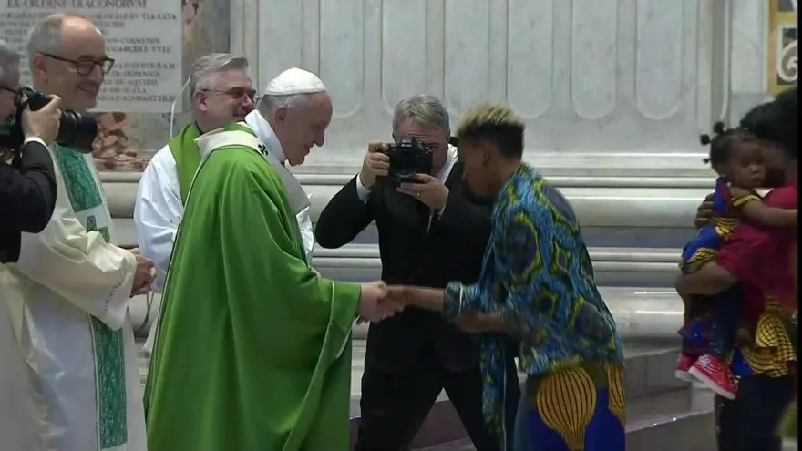 El papa celebra una misa por los migrantes, los últimos de la sociedad