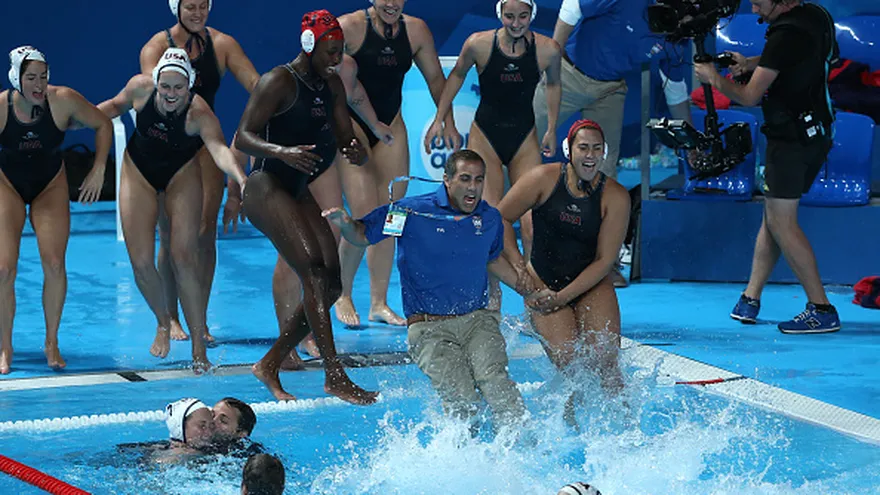 El equipo estadounidense celebró con un chapuzón en la piscina