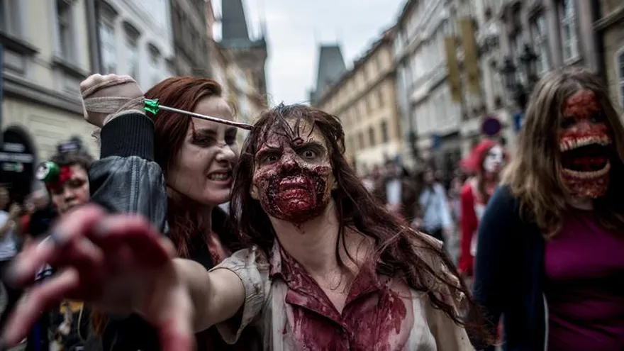 Participantes vestidos y maquillados como zombis participan del 'Zombie Walk' en el centro de Praga, República Checa, hoy 20 de mayo de 2017.