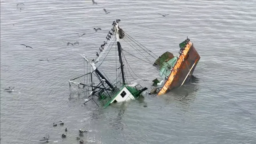 El Servicio Nacional Aeronaval (Senan) reanudó este lunes las labores de búsqueda para localizar al capitán Gaspar, desaparecido tras el naufragio de una embarcación en aguas cercanas a Puerto Caimito.