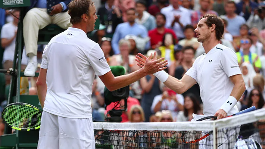 Andy Murray (d) felicita a Sam Querrey (i)