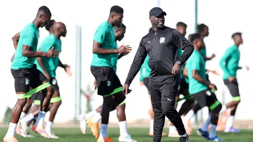 Emerse Faé (c) en un entrenamiento de la Selección de Costa de Marfil