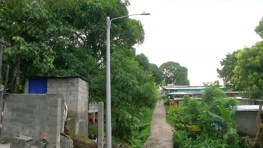 Sin luz tras caída de postes en San Miguelito