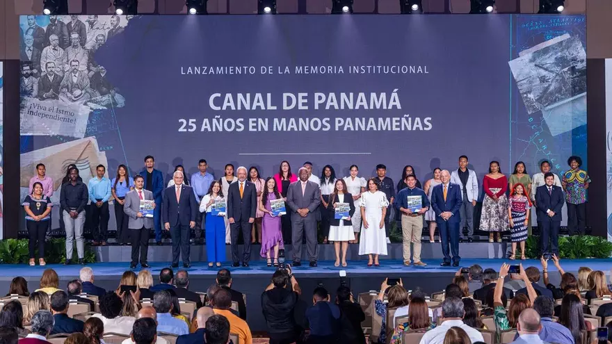 Canal de Panamá celebra 111 años con la presentación de la memoria '25 años en manos panameñas'.