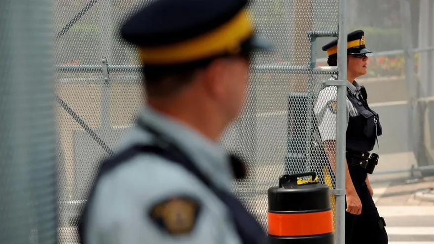 En su cuenta de Twitter, la Policía explicó que estaba "respondiendo a una pieza de información no confirmada ni corroborada relacionada al GTA (Greater Toronto Area, el área metropolitana que engloba Toronto y otras municipios adyacentes y que tiene una población de cerca de 7 millones de personas)".