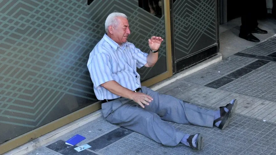 La historia detrás del jubilado que llora en Grecia