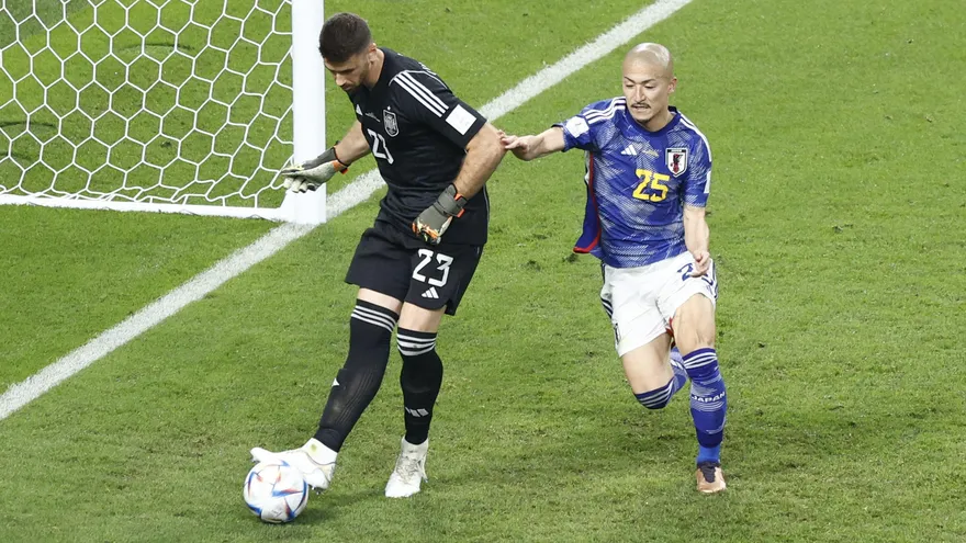 Unai Simón (i) trata de salir con los pies ante el asedio de Daizen Maeda (d)