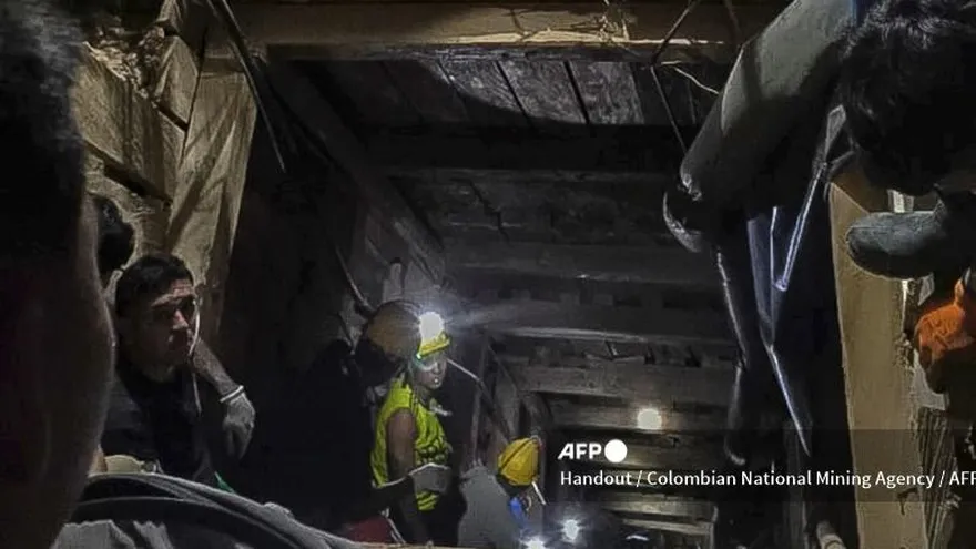 Esta fotografía, difundida por la Agencia Nacional de Minería de Colombia, muestra a mineros trabajando en las operaciones de búsqueda tras un accidente en la mina "El Miñón", en una zona rural de Remedios, departamento de Antioquia, Colombia, el 17 de julio de 2025. Un grupo de 18 mineros quedó atrapado el jueves tras un accidente en el departamento de Antioquia, en el noroeste de Colombia, informó el Ministerio de Energía y Minas.