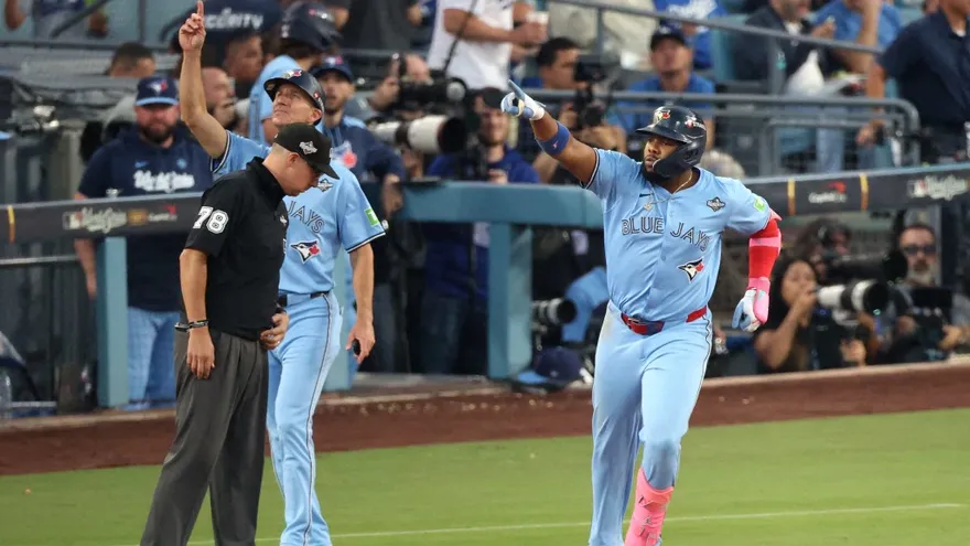 Vladimir Guerrero Jr. celebra tras conectar un cuadrangular ante los Dodgers