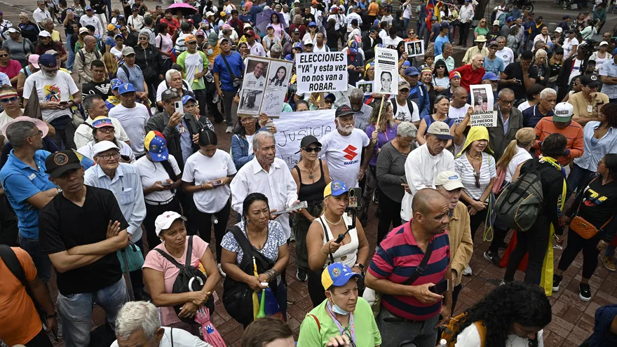 Personas protestan en la plaza Alfredo Sadel, en Caracas, el 16 de abril, para exigir una transición política en Venezuela.