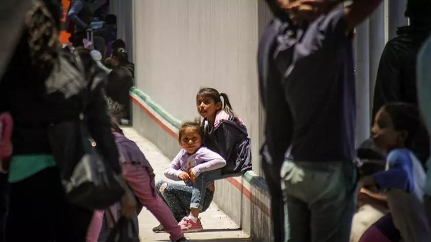 De acuerdo a los hallazgos de HRW, en algunos casos, los padres pasaron varias semanas sin saber dónde estaban sus hijos, mientras que en otros casos los progenitores fueron deportados solos sin información sobre los menores, que permanecieron en Estados Unidos.