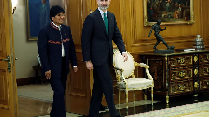 El Rey VI durante la reunión con el presidente de Bolivia, Evo Morales, celebrada en el Palacio de la Zarzuela con motivo de su visita a España