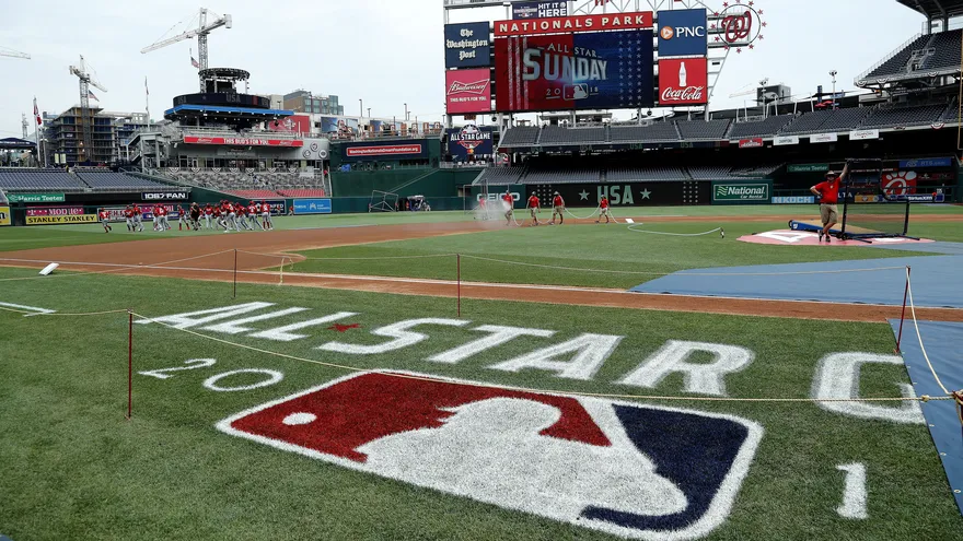 Pocos empleados de las Grandes Ligas dan positivo por COVID-19, dice estudio