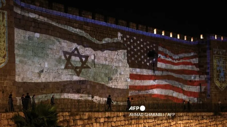 Proyeción e los muros de Jerusalén de la bandera de Israel y Estados Unidos