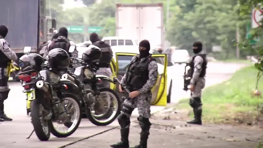 Policía detiene un taxi en el Corredor Norte