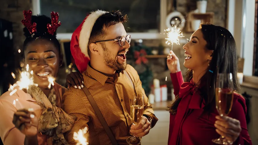 Personas celebran durante la Navidad. Imagen con fines ilustrativos.