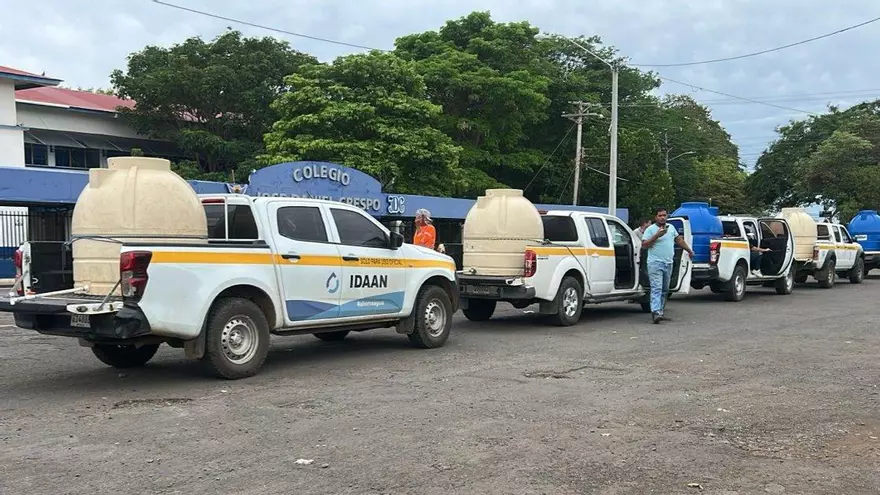 Vehículos del Idaan distribuyen agua en Herrera.
