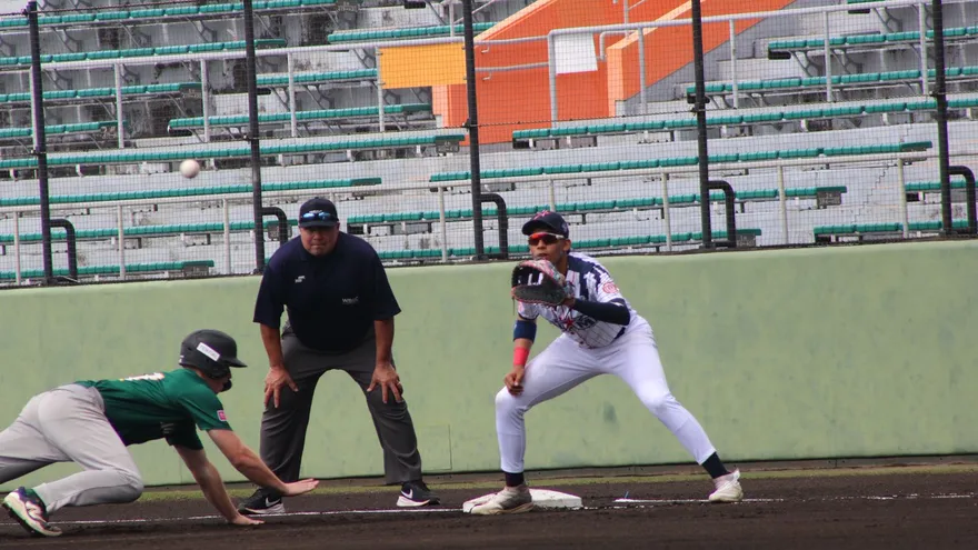 Acción del Mundial U18 de béisbol