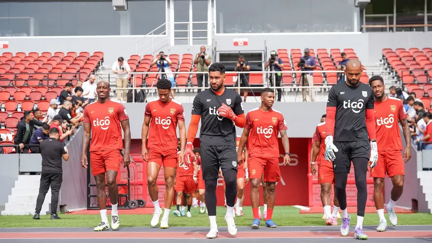 Jugadores de la Selección de Panamá salen a la cancha del estadio Rommel Fernández Gutiérrez para entrenar