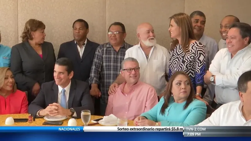 Facción pro Martinelli y facción de diputados que apoyan a Rómulo Roux se enfilan para buscar los votos para controlar la junta directiva.