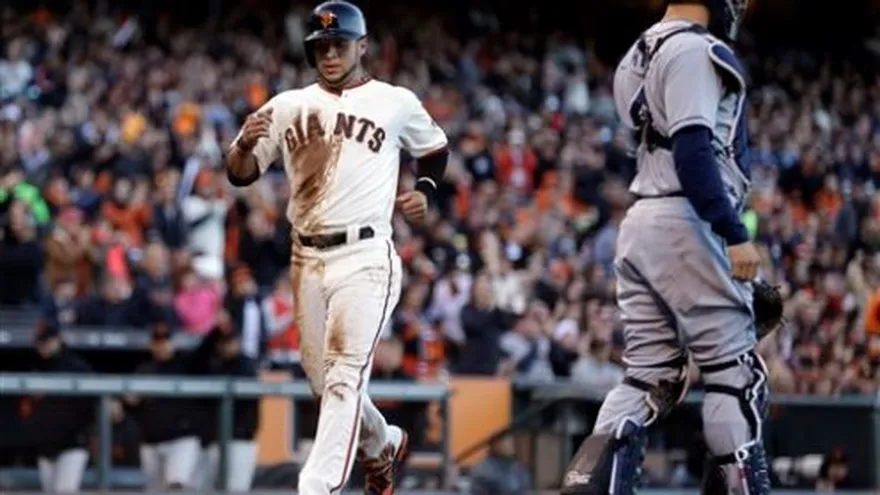 Gigantes frenan a Padres en juego reñido