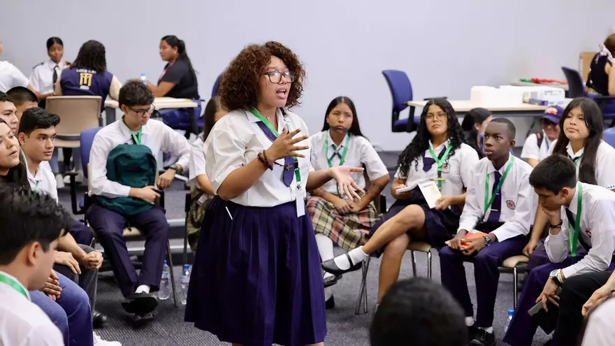 Estudiantes panameños proponen cambios clave para rediseño curricular