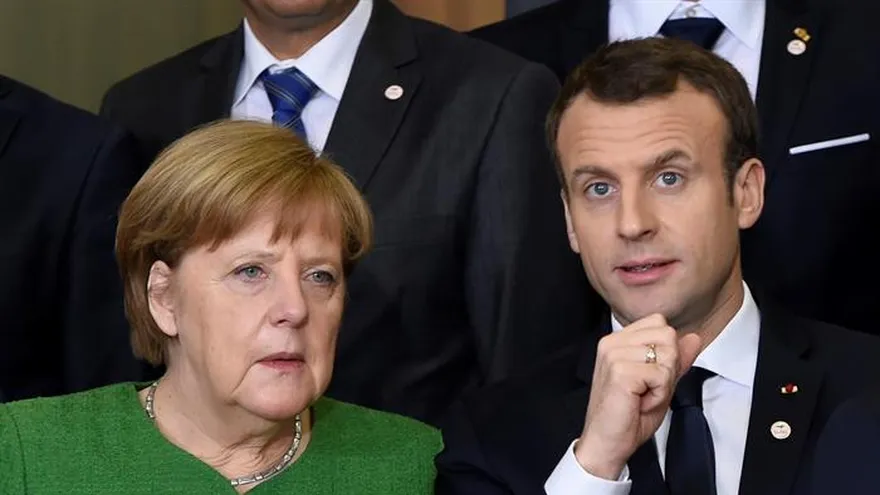 La canciller alemana, Angela Merkel (i), y el presidente galo, Emmanuel Macron (d), posan para la foto de familia de la conferencia de alto nivel sobre el Sahel organizada por la Comisión Europea celebrada el pasado 23 de febrero, en Bruselas (Bélgica). EFE/Archivo