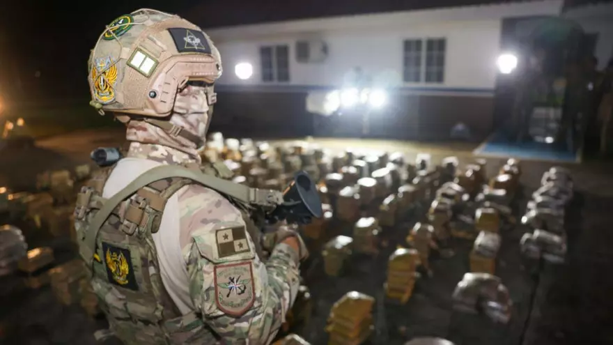 mediante patrullaje costero,se logró la incautación de 685 paquetes, 11 envoltorios y 20 bolsas de presunta sustancia ilícita