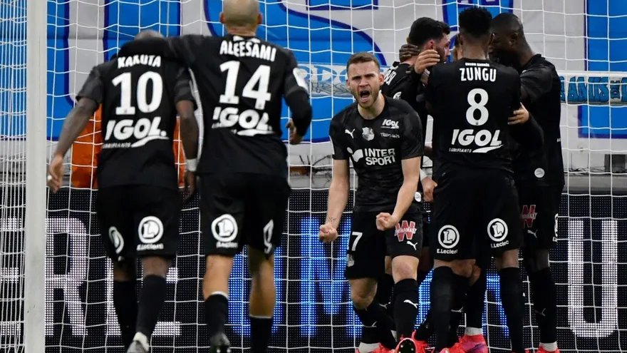 Marsella empata con Amiens y queda a doce puntos del PSG