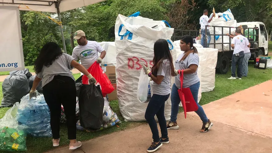 Se pone al servicio de la comunidad en segundo punto de reciclaje de Gente TVN.