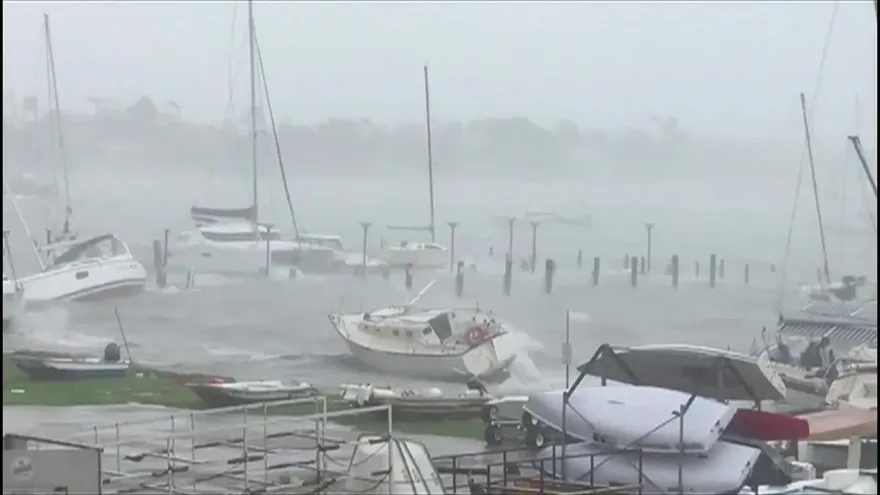 Irma debilitado continúa azotando a Florida