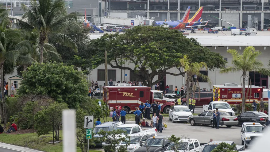 Ambulancias esperan afuera del Aeropuerto Internacional de Fort Lauderdale, Florida.