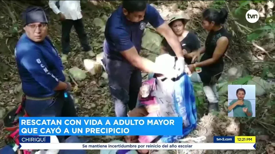 Rescatan con vida a adulto mayor que cayó a precipicio en Bugaba