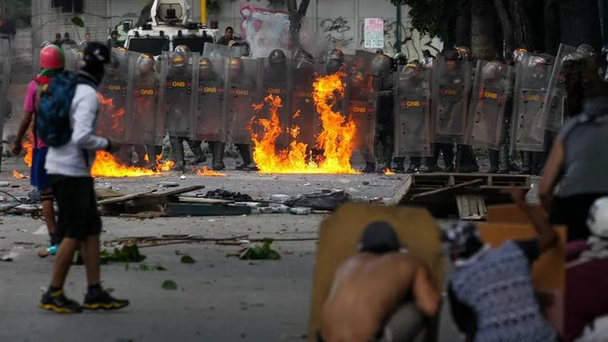 Manifestantes opositores se enfrentan con miembros de la Guardia Nacional Bolivariana hoy, miércoles 26 de julio de 2017, en Caracas (Venezuela).