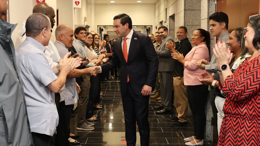 Momento de la llegada del embajador Kevin Marino Cabrera a la sede diplomática en EEUU.