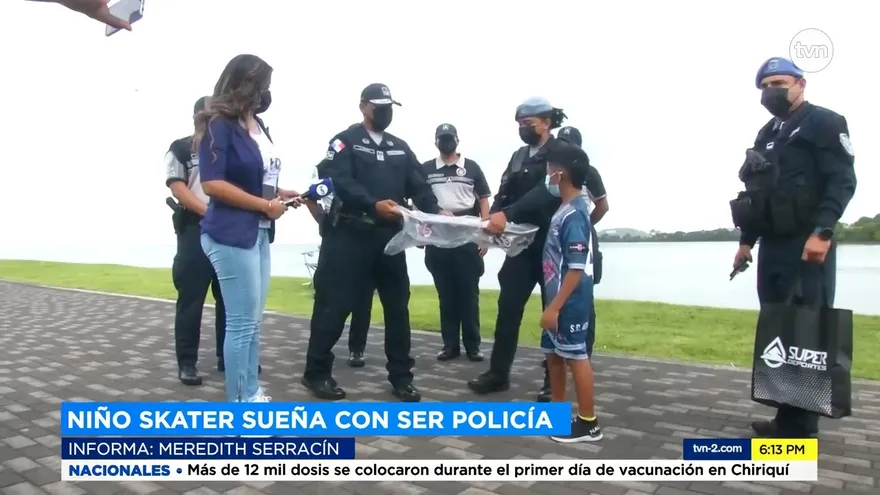 El niño Jeremy recibe equipo de patineta por parte de la Policía Nacional