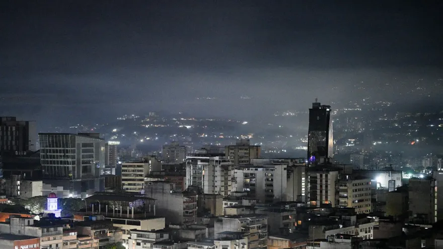 Imagen nocturna de Caracas.