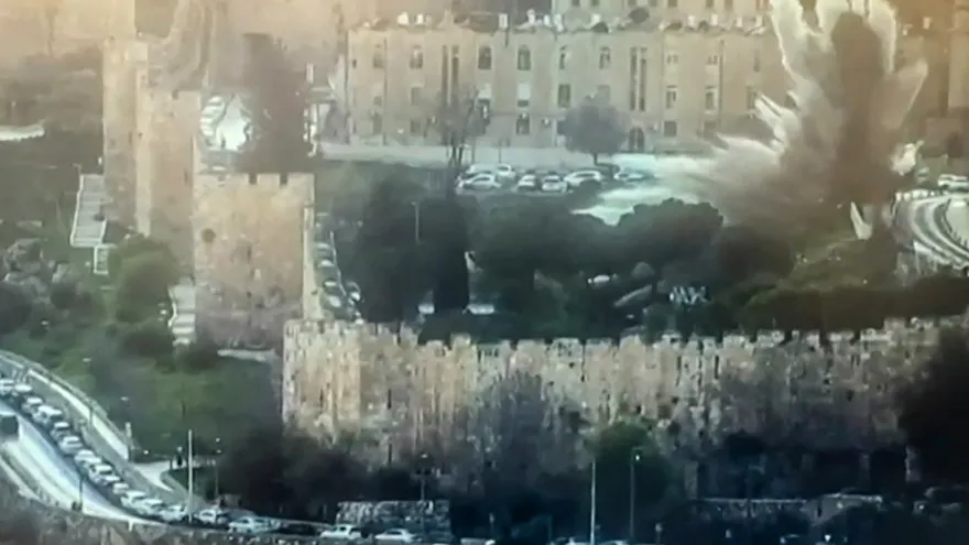 Esta captura, tomada de un video difundido por la policía israelí el 20 de marzo de 2026, muestra el momento de un impacto, presuntamente causado por un misil o por fragmentos de un misil interceptor, dentro de las murallas de la Ciudad Vieja de Jerusalén.