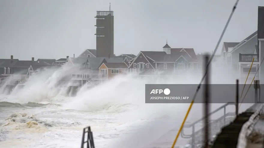 Las olas golpean la costa mientras sube la marea durante una tormenta golpea el noreste 26 de septiembre de 2026