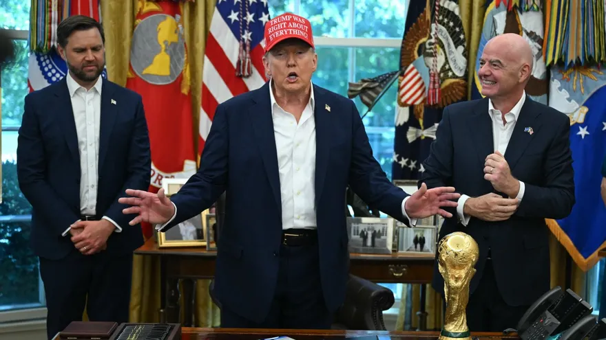 Donald Trump (c) hace el anuncio en el Despacho Oval de la Casa Blanca junto al vicepresidente estadounidense, JD Vance (i),  y el presidente de FIFA, Gianni Infantino (d)