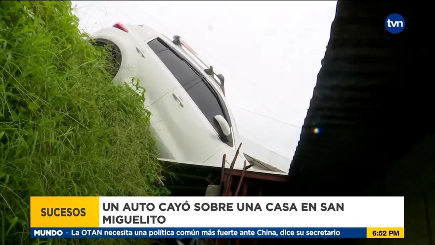 Auto pierde el control y cae en casa en San Miguelito