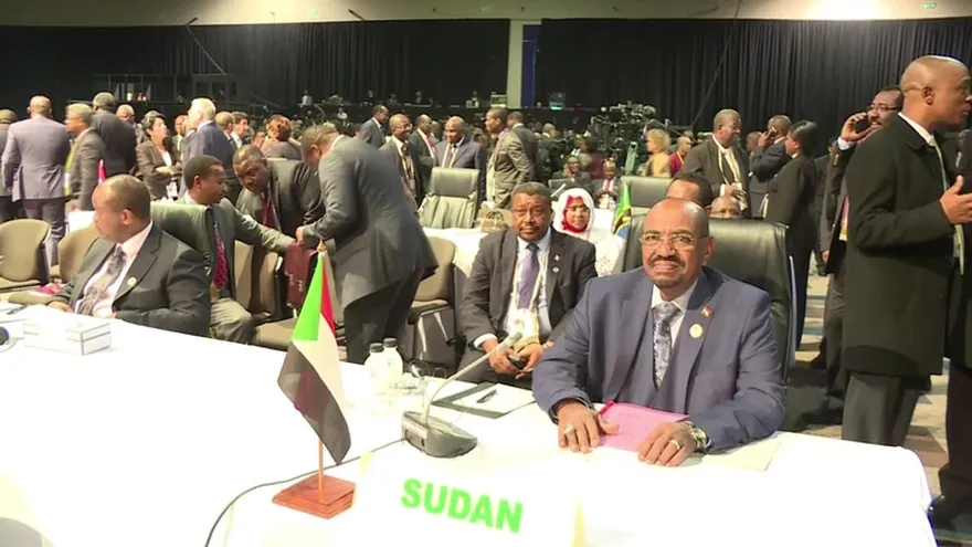 Presidente sudanés huyó de la justicia en Sudáfrica