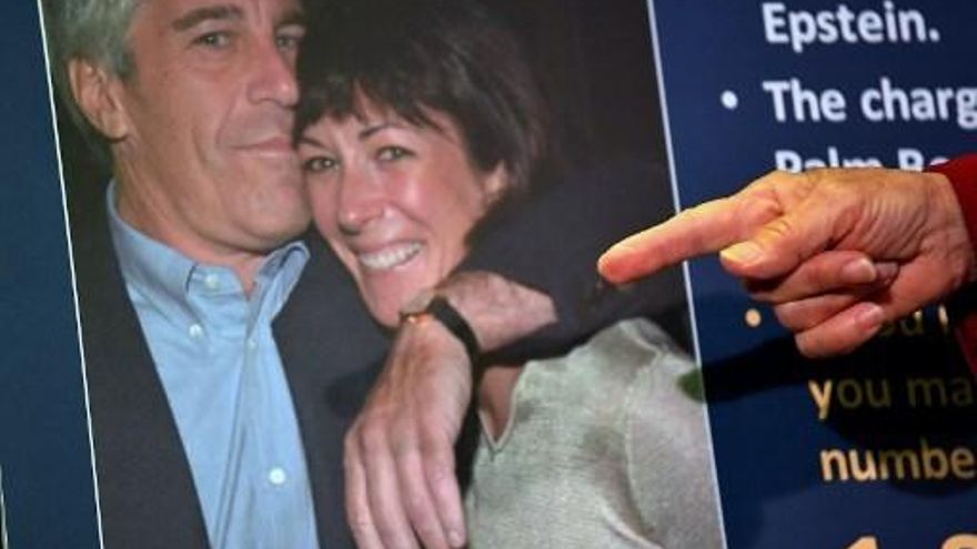 Ghislaine Maxwell es acusada por la justicia estadounidense de colaborar con el financista Jeffrey Epstein en delitos sexuales contra menores de edad