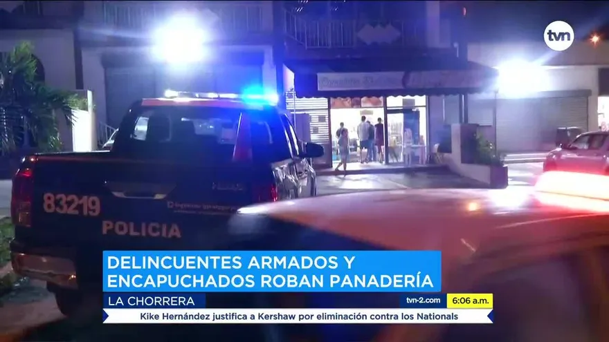 Delincuentes encapuchados roban en una panadería