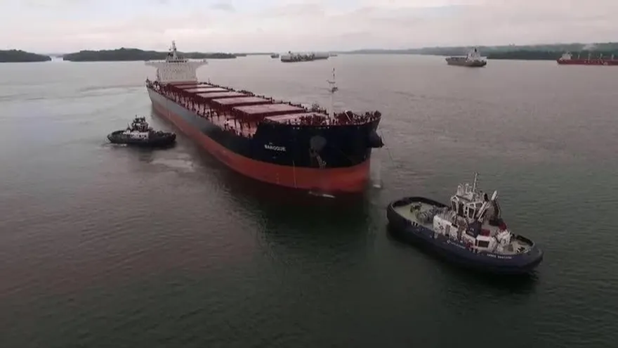 Pruebas del buque Baroque en el Canal ampliado