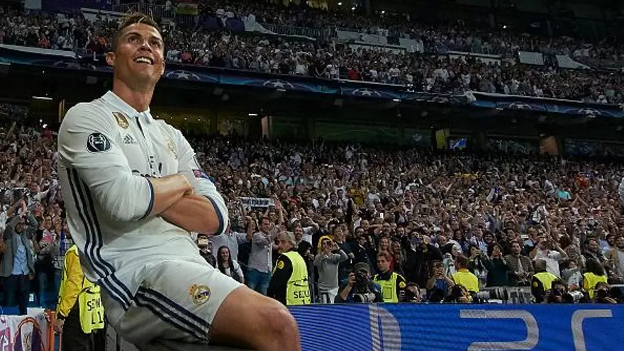 Cristiano Ronaldo se sienta sobre una valla publicitaria en la cancha del Santiago Bernabéu