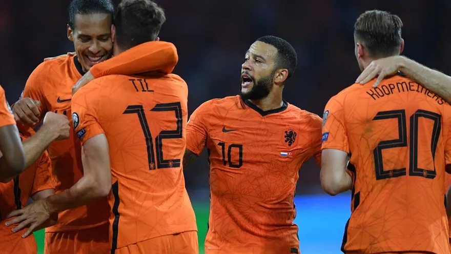 Holanda golea 6-1 a Turquía con triplete de Memphis y lidera su grupo