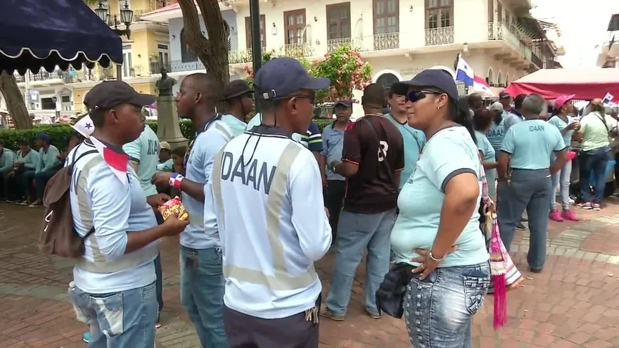 Trabajadores del Idaan marchan a la Presidencia de la República