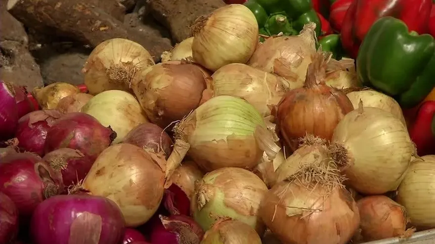 Consumidores sorprendidos por aumento de la cebolla